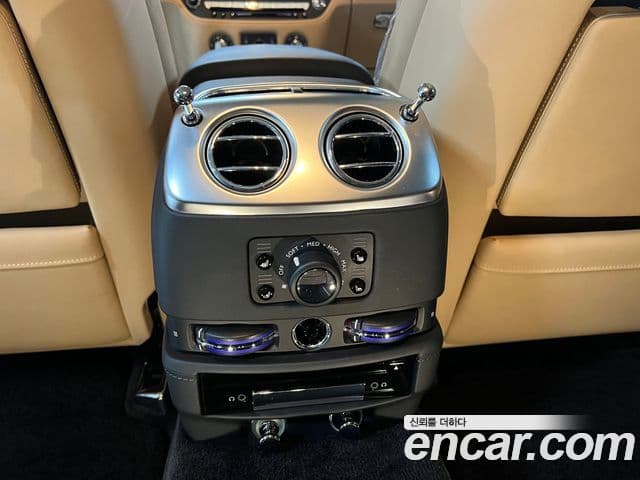 Rolls-Royce 고스트 6.6 EWB V12, 2018 15