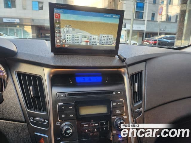 Hyundai YF Sonata LPI Deluxe, 2012 9