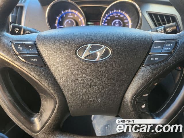 Hyundai YF Sonata LPI Deluxe, 2012 12