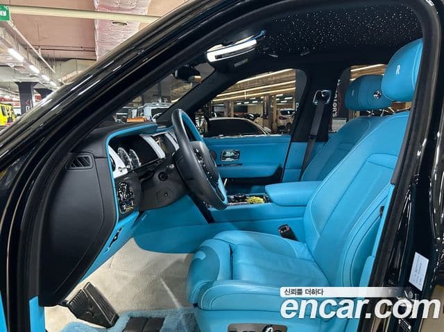 Rolls-Royce Cullinan 6.7 V12 чёрный эмблема, badge, 2023 9