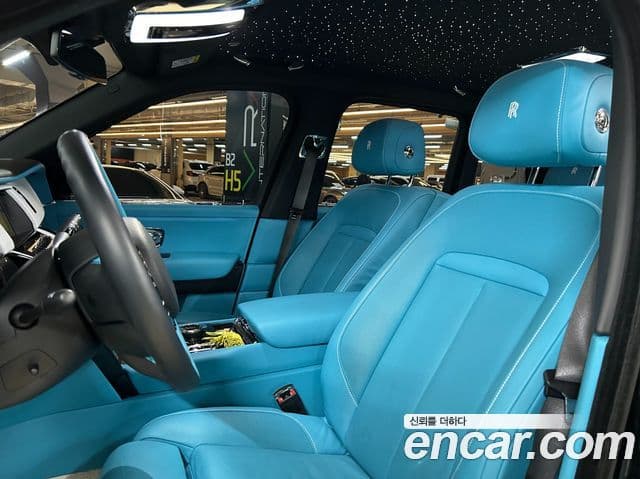 Rolls-Royce Cullinan 6.7 V12 чёрный эмблема, badge, 2023 10