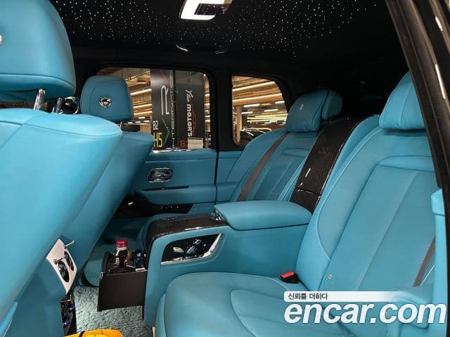 Rolls-Royce Cullinan 6.7 V12 чёрный эмблема, badge, 2023 12