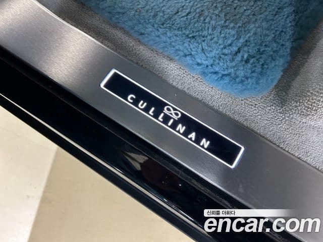 Rolls-Royce Cullinan 6.7 V12 чёрный эмблема, badge, 2023 14