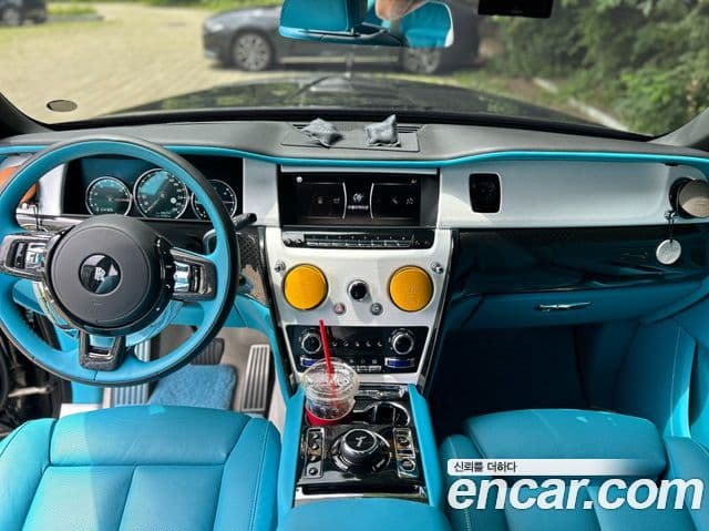 Rolls-Royce Cullinan 6.7 V12 чёрный эмблема, badge, 2023 15