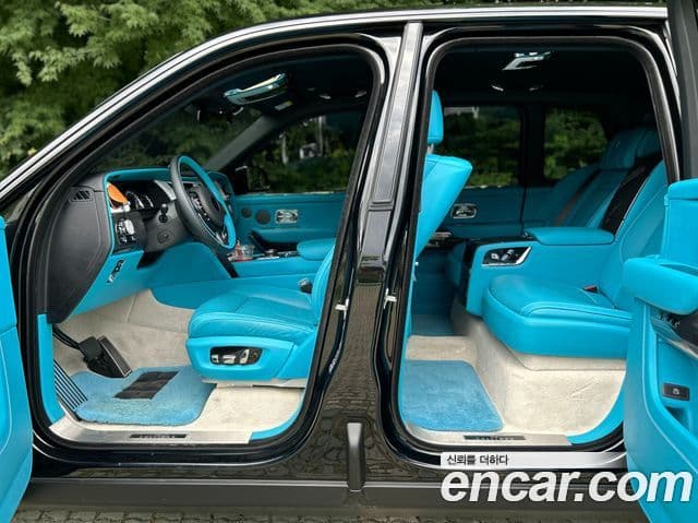 Rolls-Royce Cullinan 6.7 V12 чёрный эмблема, badge, 2023 16