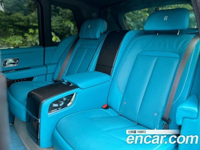 Rolls-Royce Cullinan 6.7 V12 чёрный эмблема, badge, 2023 17