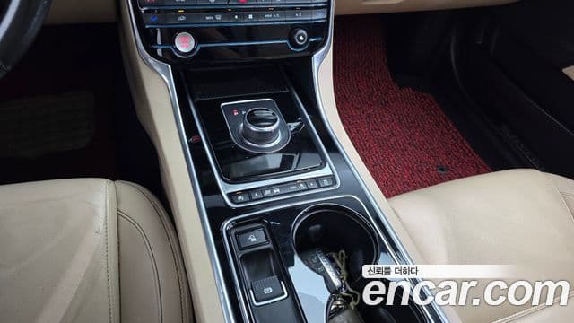 Jaguar XE Prestige, 2017 9