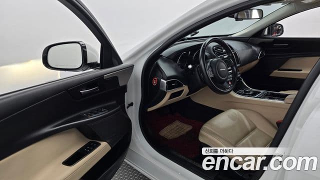 Jaguar XE Prestige, 2017 10