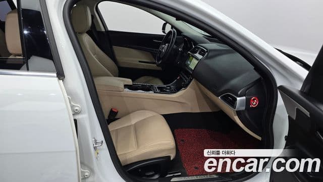 Jaguar XE Prestige, 2017 11