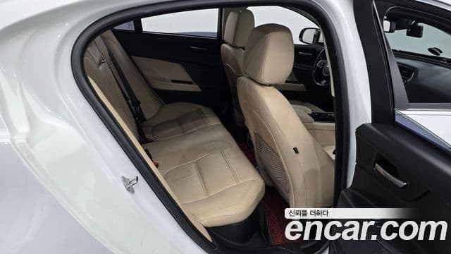 Jaguar XE Prestige, 2017 12