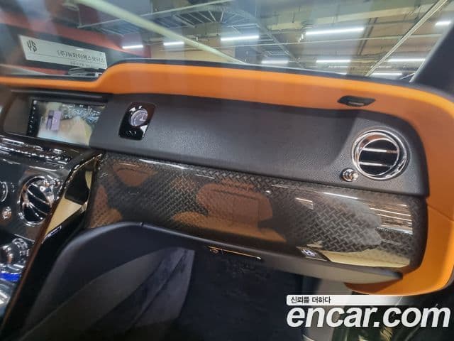 Rolls-Royce Cullinan 6.7 V12 чёрный эмблема, badge, 2021 11