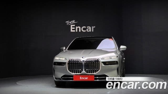 BMW 7시리즈 (G70) 740i xDrive Classic серебристый Edition, 2024 3