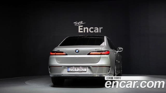BMW 7시리즈 (G70) 740i xDrive Classic серебристый Edition, 2024 4