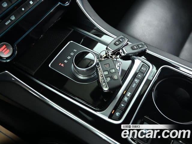 Jaguar XE 3.0 SC S, 2016 9