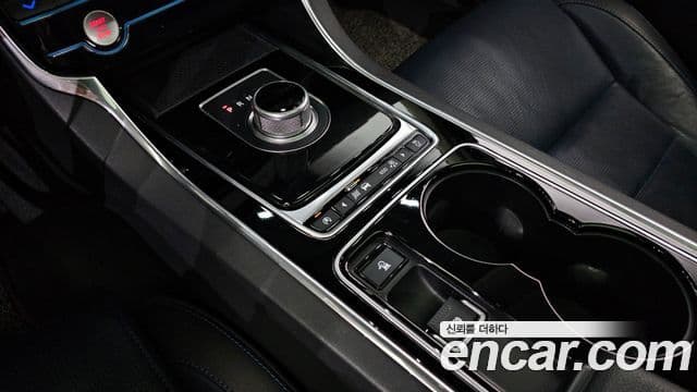 Jaguar XE 20d R스포츠, 2016 9