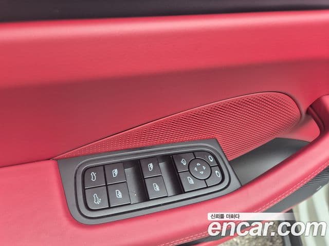 Porsche Macan EV 4S, 2025 11