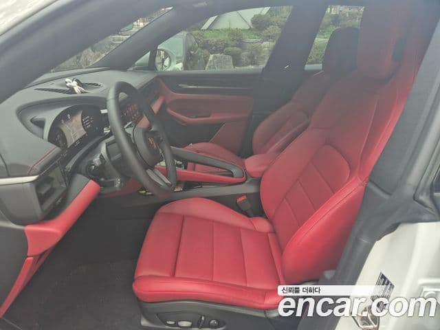 Porsche Macan EV 4S, 2025 12