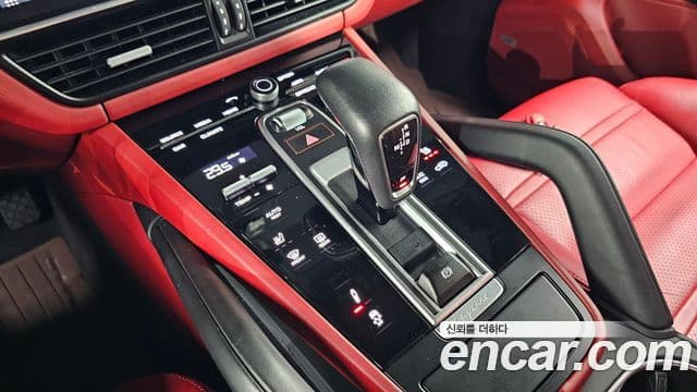 Porsche Cayenne (PO536), 2020 9