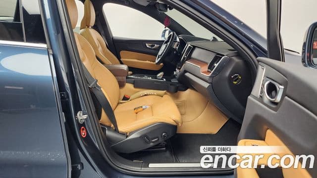 Volvo XC60 2세대 T8 Ultra Bright, 2025 11