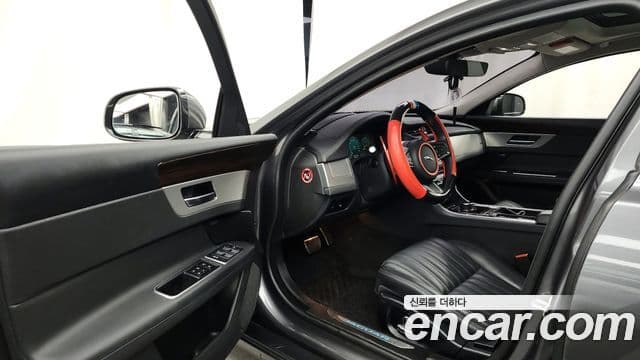 Jaguar XF (X260) 25t Portfolio, 2019 10