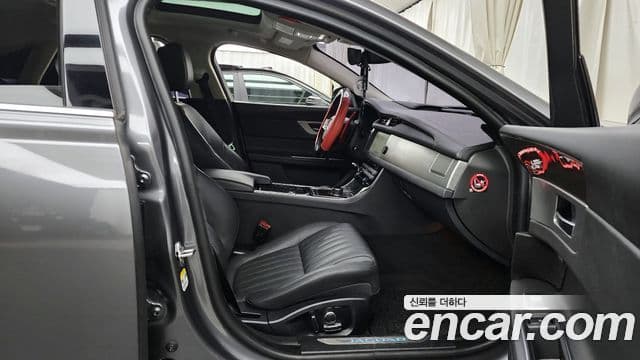 Jaguar XF (X260) 25t Portfolio, 2019 11