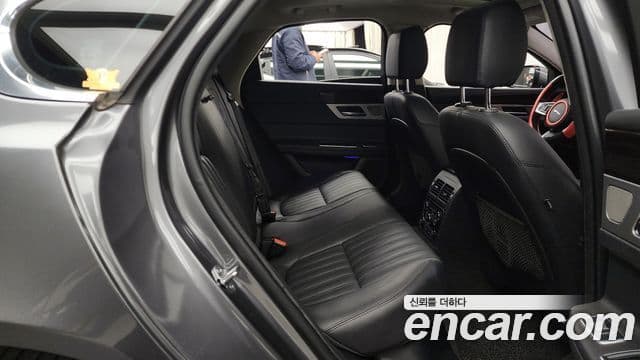Jaguar XF (X260) 25t Portfolio, 2019 12