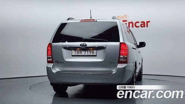 Kia Carnival R Premium, 2014 4