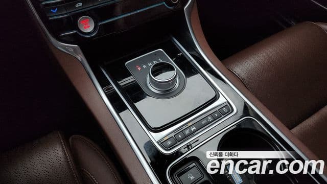 Jaguar XE 20d Portfolio, 2016 9