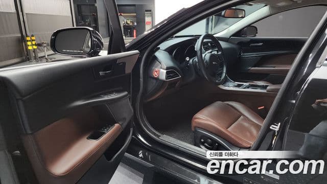 Jaguar XE 20d Portfolio, 2016 10