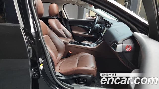 Jaguar XE 20d Portfolio, 2016 11