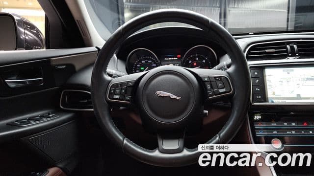 Jaguar XE 20d Portfolio, 2016 13