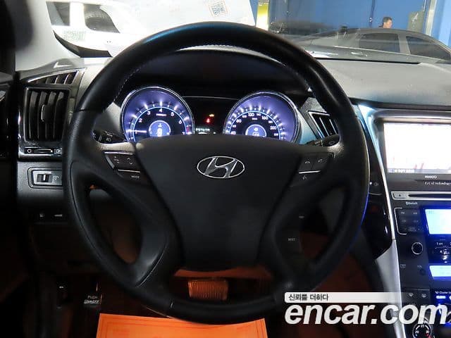 Hyundai YF Sonata чёрный, 2011 10