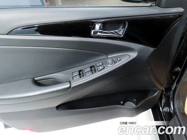 Hyundai YF Sonata чёрный, 2011 14