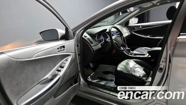 Hyundai YF Sonata Premier, 2011 10