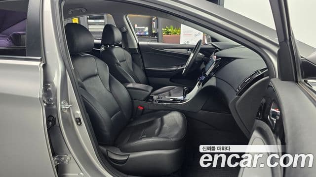 Hyundai YF Sonata чёрный, 2011 10