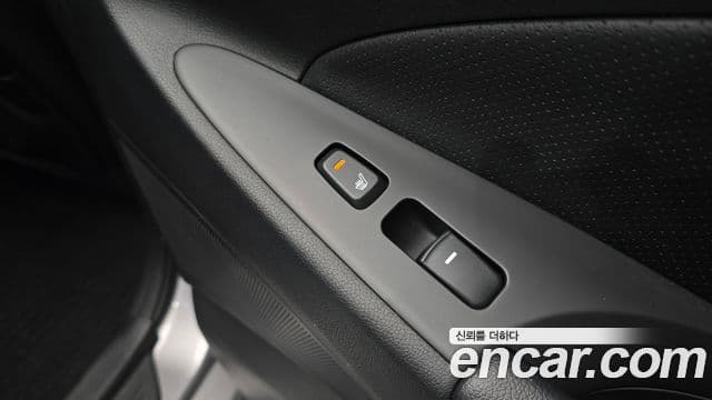 Hyundai YF Sonata чёрный, 2011 19