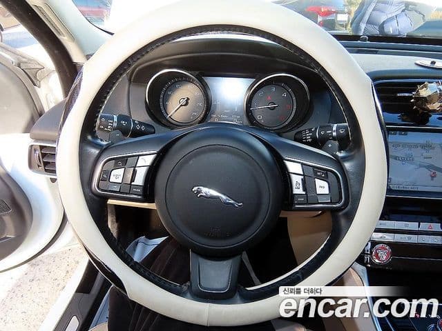 Jaguar XE Prestige, 2016 8