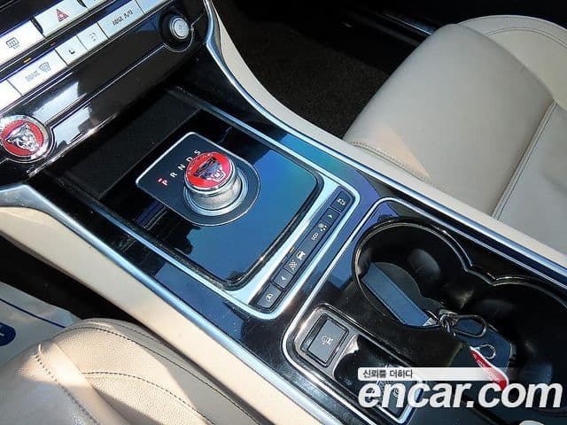 Jaguar XE Prestige, 2016 10