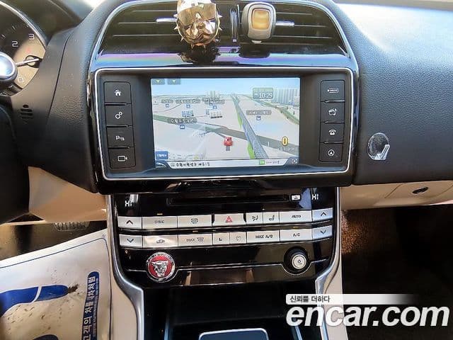 Jaguar XE Prestige, 2016 13