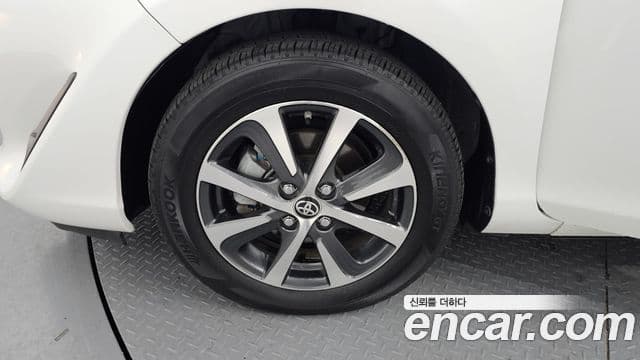 Toyota 프리우스 C, 2019 все фото