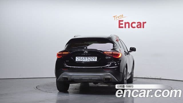 Infiniti QX30 2.0 Essential AWD, 2019 4