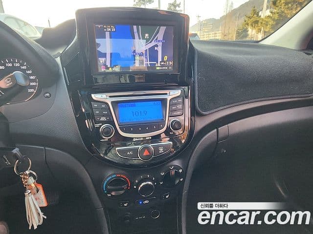 Hyundai Accent(новый кузов / новое поколение) Premier, 2011 8