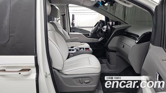 Hyundai Staria лимузин, 2023 11