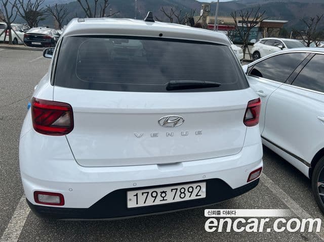 Hyundai Venue Premium, 2025 4