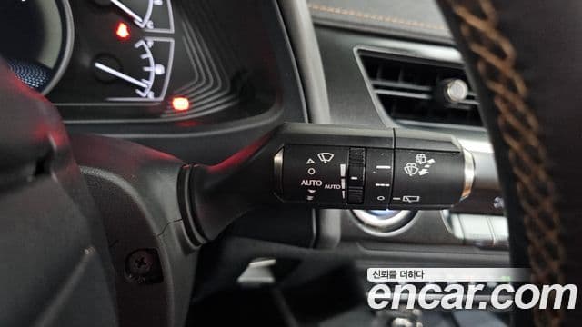 Lexus UX250h, 2019 14