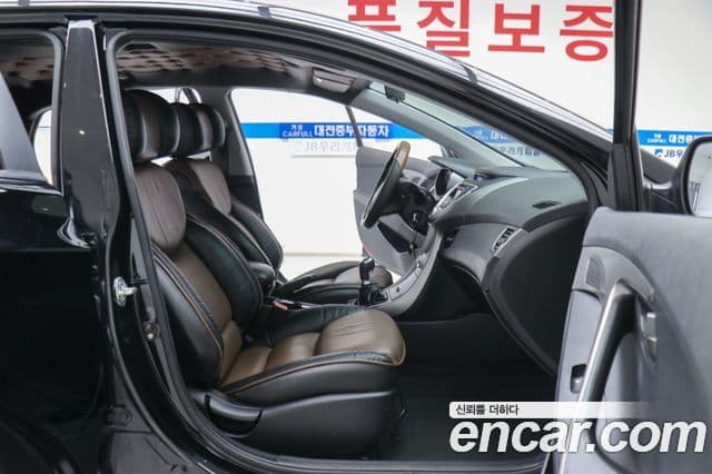 Hyundai Avante MD M16 GDI Deluxe, 2012 11