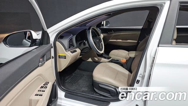 Hyundai Avante AD 1.6 e-VGT Smart, 2017 10