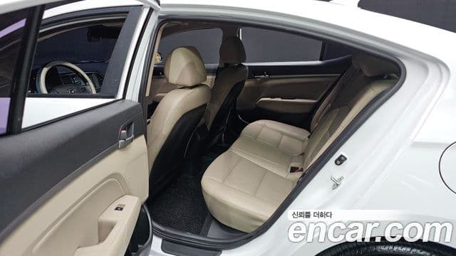 Hyundai Avante AD 1.6 e-VGT Smart, 2017 19