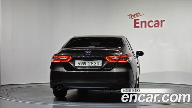 Toyota 캠리 (XV70) 2.5 XLE гибрид, 2018 4