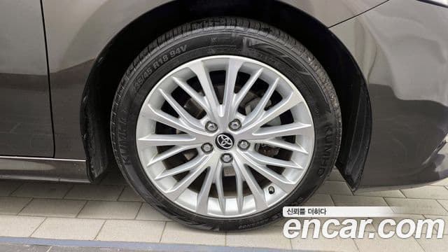 Toyota 캠리 (XV70) 2.5 XLE гибрид, 2018 все фото